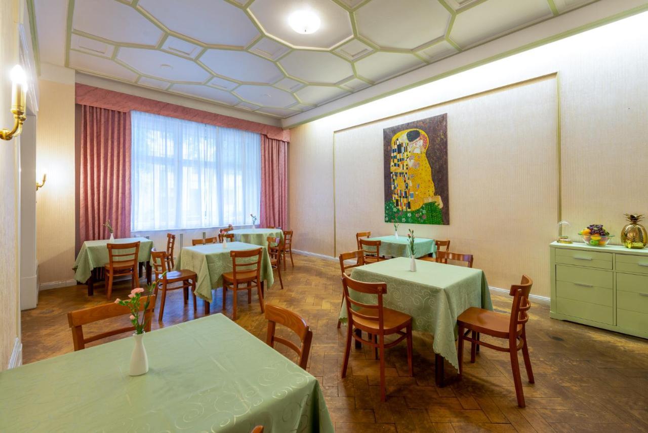 W22 Am Kurfürstendamm 3*